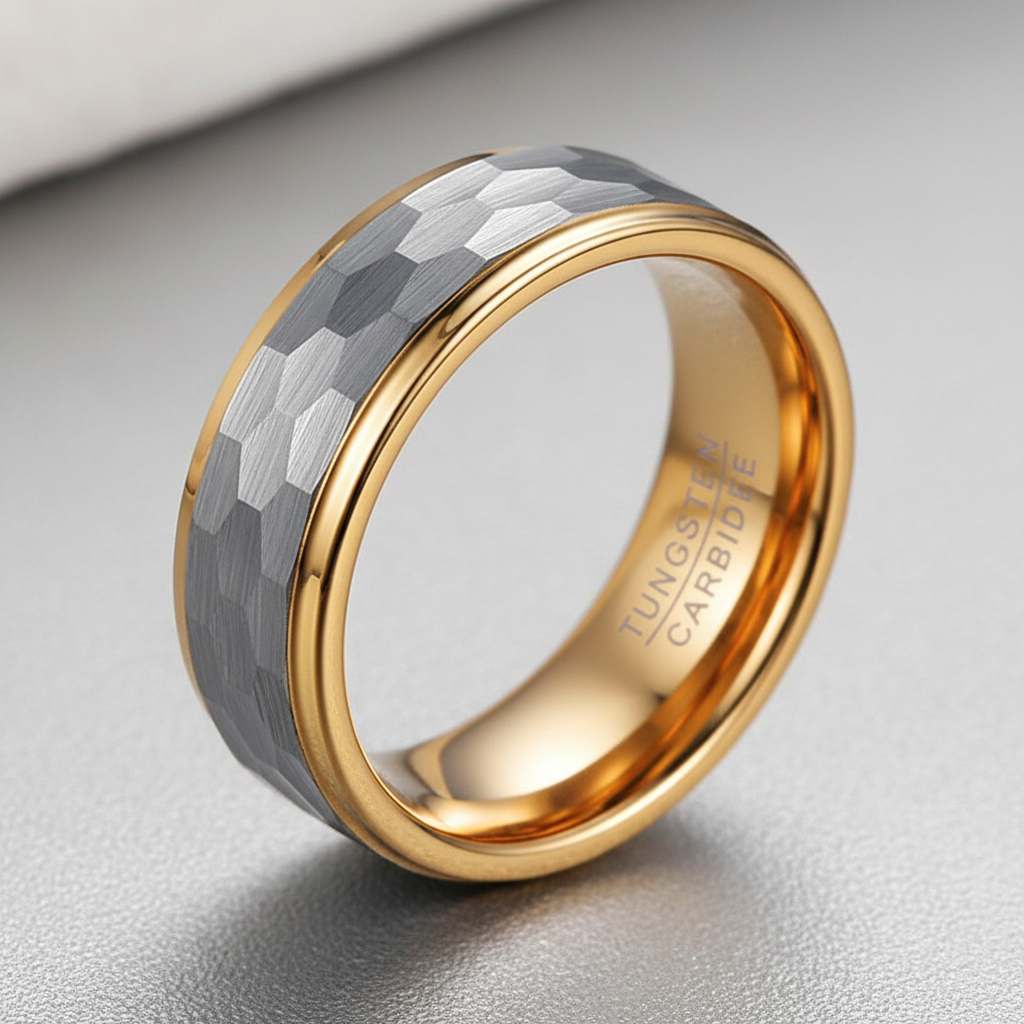 Golden Honeycomb – Wolframring mit silbergrauer Hexagon-Struktur und vergoldeten Details